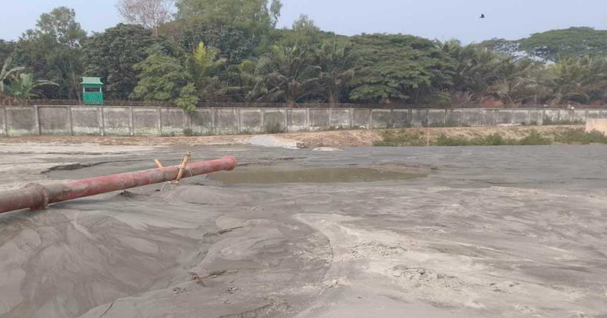 সিরাজগঞ্জের এনায়েতপুরে যমুনা নদী থেকে অবৈধভাবে বালু উত্তোলন করে জমি ভরাট