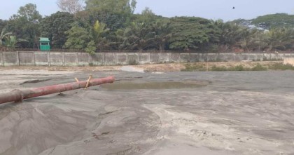 সিরাজগঞ্জের এনায়েতপুরে যমুনা নদী থেকে অবৈধভাবে বালু উত্তোলন করে জমি ভরাট
