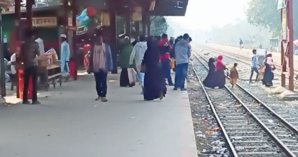 সিরাজগঞ্জে ট্রেন চলাচল বন্ধ, কড্ডার মোড়ে বাসের অপেক্ষায় যাত্রীরা
