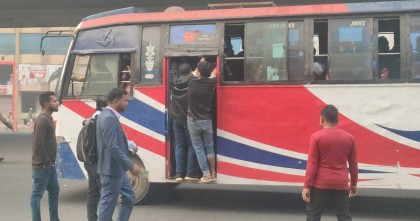 রাজধানীতে গণপরিবহন সংকট, ভোগান্তিতে অফিসগামীরা