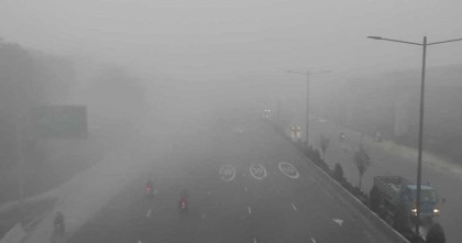 কুয়াশার চাদরে মোড়ানো রাজধানী ঢাকা 