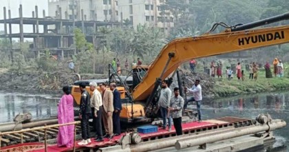 লাল গালিচায় খালে নেমে খনন কাজ উদ্বোধন ৩ উপদেষ্টার  