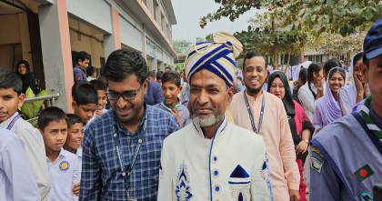 বর সাজিয়ে স্কুল কর্মচারীর রাজকীয় বিদায়