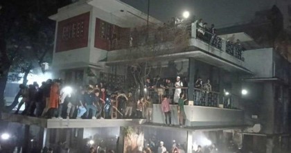 ধানমন্ডি ৩২ নম্বরে ঢুকে পড়েছে ছাত্র-জনতা, চলছে ভাঙচুর