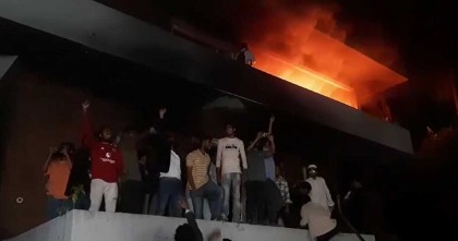 ব্যাপক ভাঙচুরের পর ধানমন্ডি ৩২ নম্বর বাড়িতে আগুন