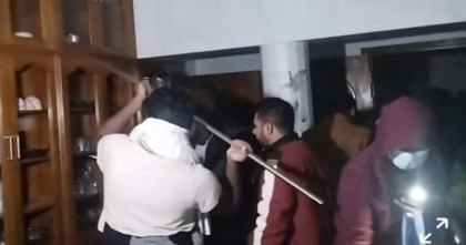 সাদিক আবদুল্লাহর পর আমুর বাসভবন ভাঙচুর 
