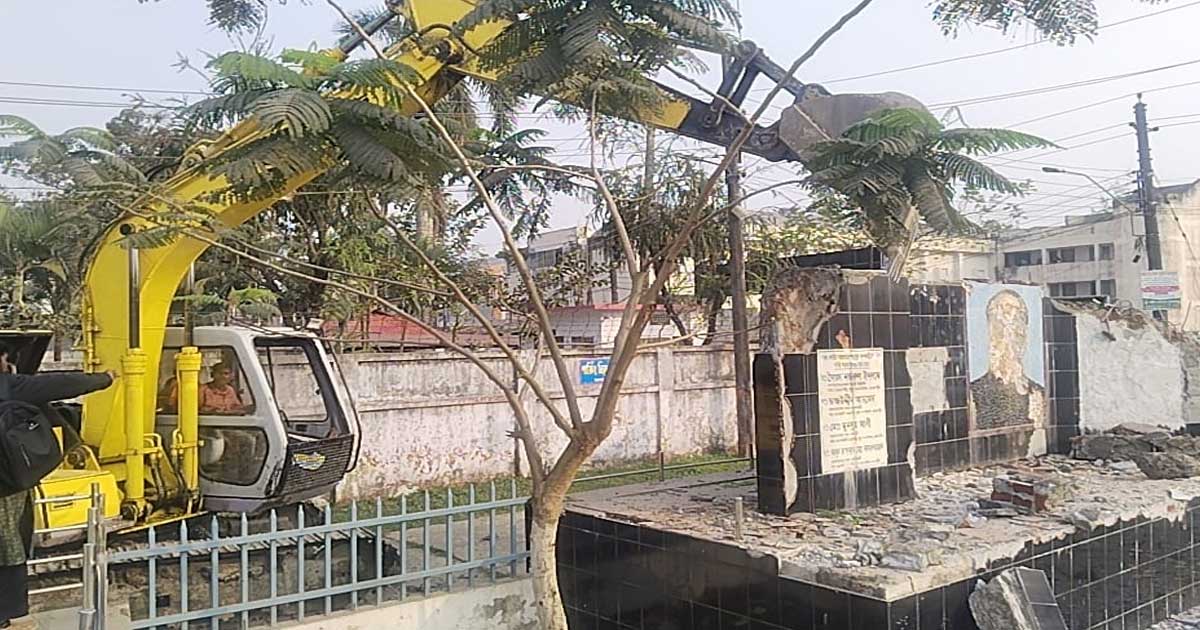 পটুয়াখালীতে গুঁড়িয়ে দেয়া হলো শেখ মুজিব ও শেখ রাসেলের ম্যুরাল  