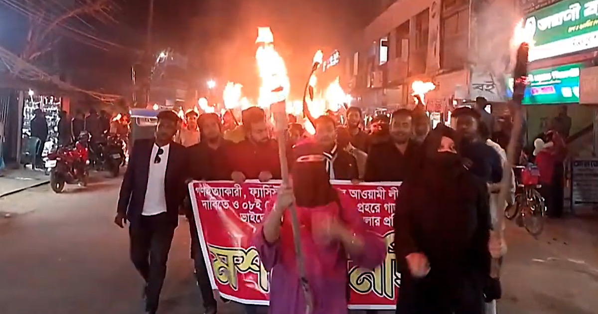 গাজীপুরের হামলার প্রতিবাদ ও আ. লীগ নিষিদ্ধের দাবিতে বিভিন্ন জেলায় মশাল মিছিল