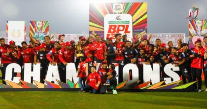 লঞ্চের বদলে বিমানে চড়ে বরিশাল নামলো বিপিএল ট্রফি