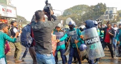 শাহবাগে আন্দোলনকারী শিক্ষকদের ছত্রভঙ্গ করতে পুলিশের জলকামান-লাঠিচার্জ