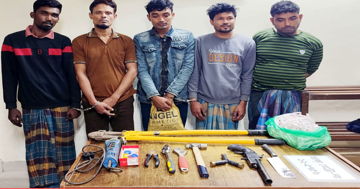 চাঁদপুরে যৌথ বাহিনীর অভিযানে অস্ত্রসহ আটক ৫