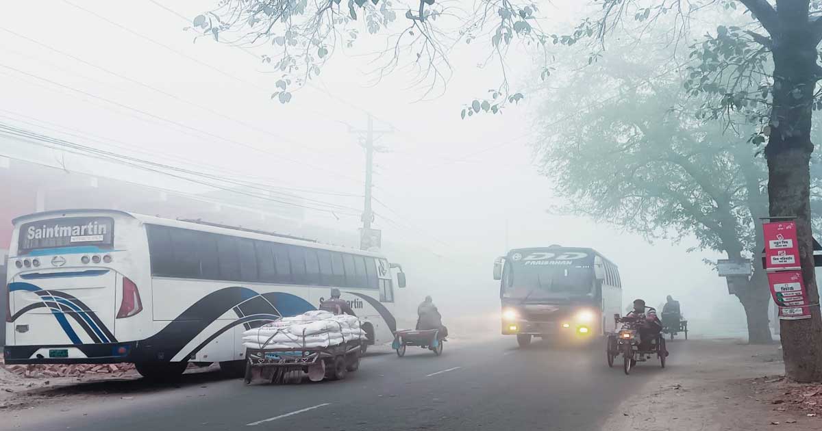 ঘণ কুয়াশায় ঢেকে আছে চুয়াডাঙ্গা