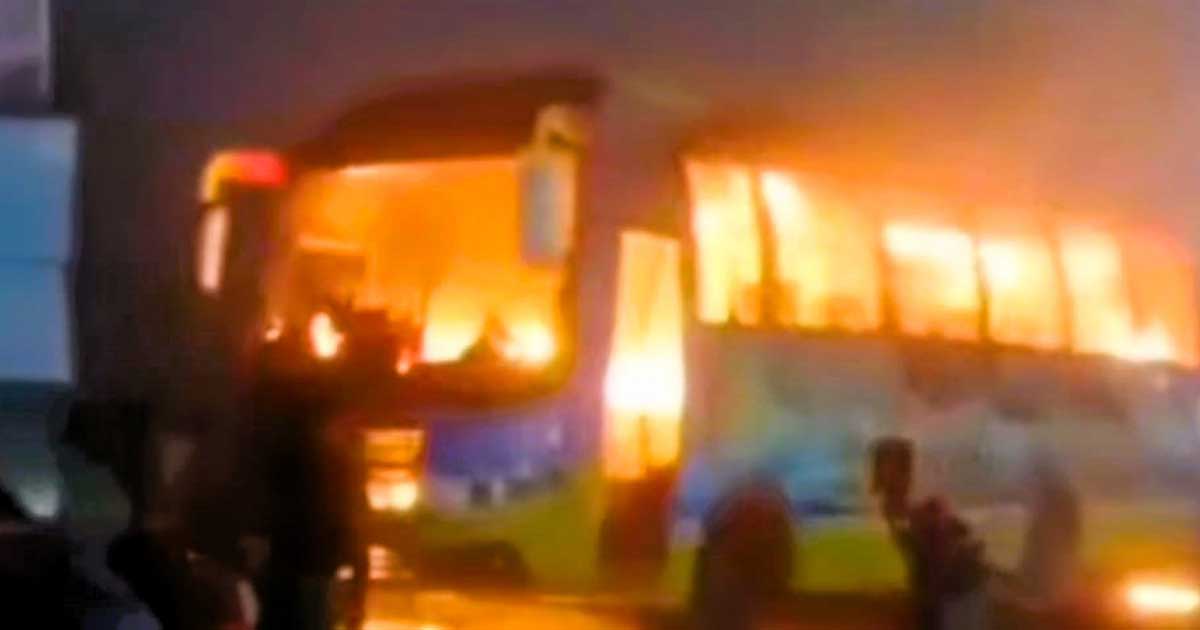 মুন্সীগঞ্জে বাসে আগুন, ঘুমন্ত অবস্থায় পুড়ে হেলপারের মৃত্যু  