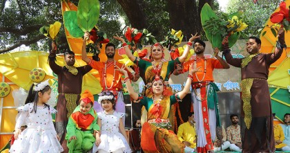 বসন্ত উৎসবে মেতেছে ঢাবি বকুলতল