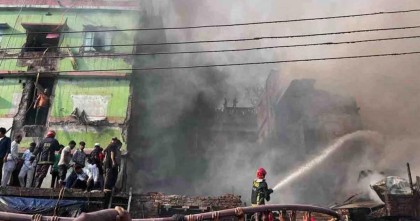 রাজধানীর ইসলামবাগে ভবনে আগুন, নিয়ন্ত্রণে ৮ ইউনিট কাজ করছে