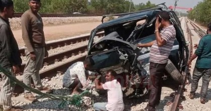 কক্সবাজারে ট্রেনের ধাক্কায় দুমড়ে-মুচড়ে গেছে বিয়ের গাড়ি 