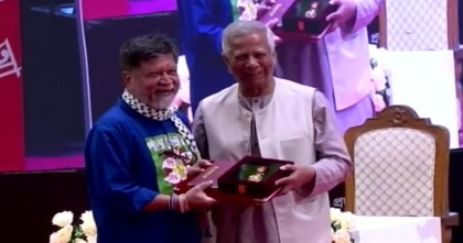 একুশে পদক দেয়া শুরু করেছেন প্রধান উপদেষ্টা