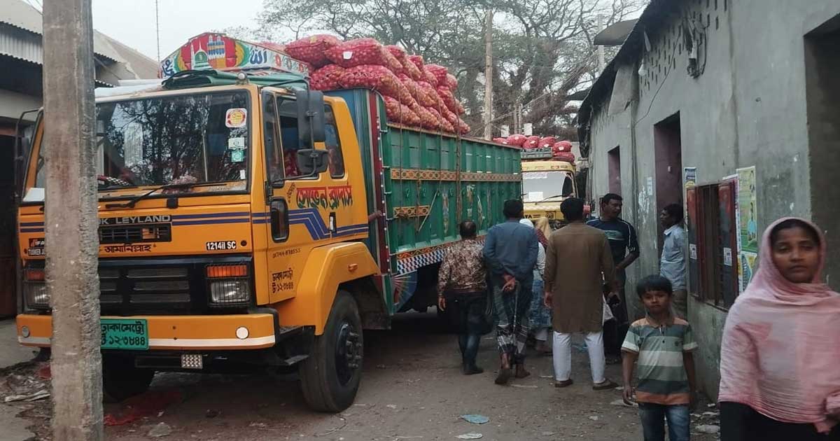 মানিকগঞ্জের হরিরামপুরের ঝিটকা বাজারের সড়ক ও গলি আটকে প্রতিদিন পিঁয়াজ কেনাবেচা