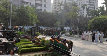 সামরিক কবরস্থানে স্বরাষ্ট্র উপদেষ্টা ও তিন বাহিনী প্রধানের শ্রদ্ধা নিবেদন