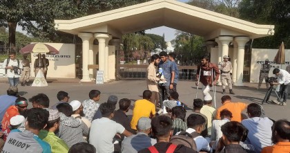 শহিদ পরিবারের সদস্যদের প্রধান উপদেষ্টার কার্যালয়ের সামনে অবস্থান