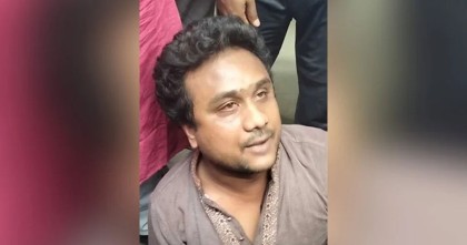 দেয়ালে ‘জয় বাংলা’ লেখার সময় ছাত্রলীগ কর্মীকে ধরে পুলিশে দিলেন শিক্ষার্থীরা