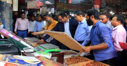 প্রথম রমজানে বাজার মনিটরিংয়ে পাবনার জেলা প্রশাসক