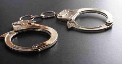 মোহাম্মদপুরে গণধোলাই দিয়ে ছিনতাইকারীকে পুলিশে দিলো জনতা