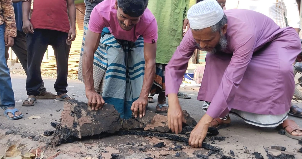 মানিকগঞ্জে হাত দিয়ে টান দিলেই উঠে যাচ্ছে পাঁকা সড়কের কার্পেটিং