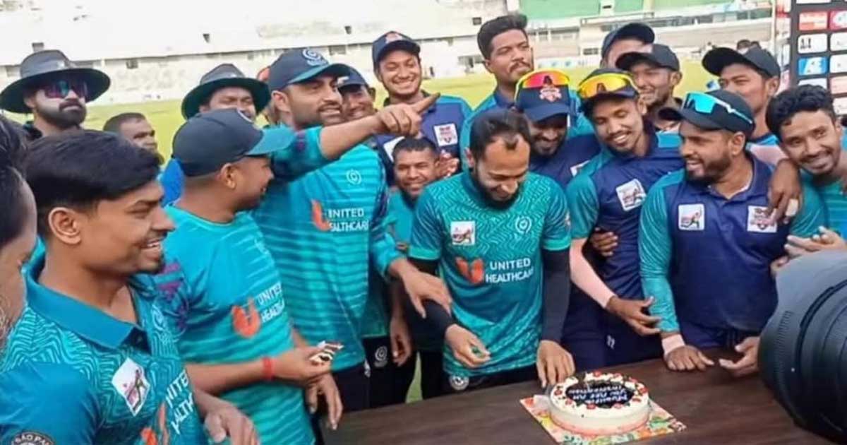 কেক কেটে মুশফিকের বিদায় উদযাপন