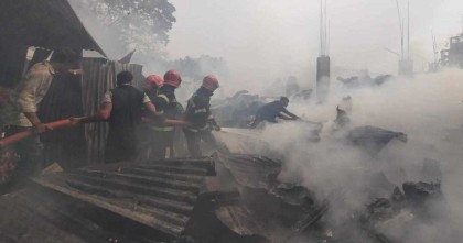ফায়ার সার্ভিসের ৫ ইউনিটের চেষ্টায় ভাষানটেক বিআরপি বস্তির আগুন নিয়ন্ত্রণে 