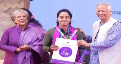 ছয় অদম্য নারীর হাতে সম্মাননা পুরস্কার তুলে দিলেন প্রধান উপদেষ্টা ড. ইউনূস