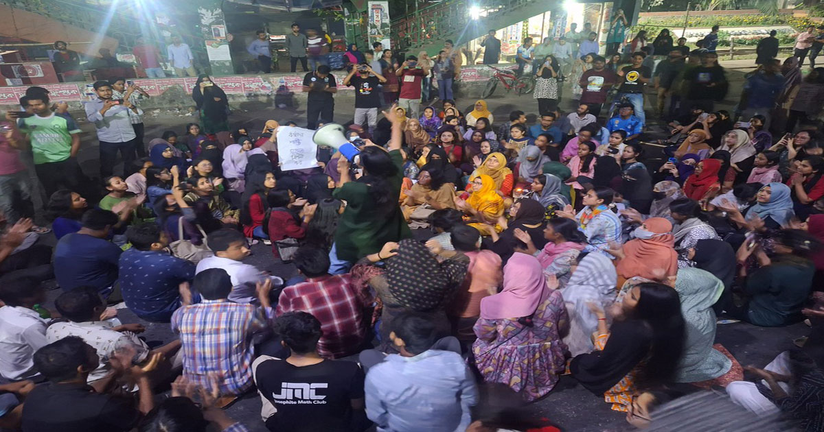 ধর্ষকদের বিচারের দাবিতে জাবি শিক্ষার্থীদের ঢাকা-আরিচা মহাসড়ক অবরোধ