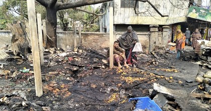 কুষ্টিয়ায় গভীর রাতে ফলের দোকানে আগুন