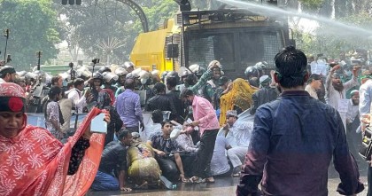আন্দোলনরত শিক্ষকদের ওপর পুলিশের জলকামান-লাঠিচার্জ