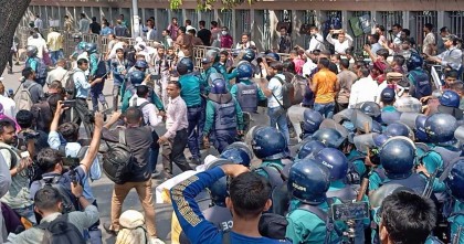 ধাক্কা মেরে প্রতিবন্ধী বিদ্যালয় শিক্ষকদের সড়ক থেকে সরিয়ে দিয়েছে পুলিশ