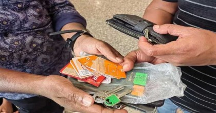 কুয়ালালামপুর বিমানবন্দরে অবৈধ সিম কার্ড বিক্রির দায়ে ৯ বাংলাদেশি গ্রেপ্তার
