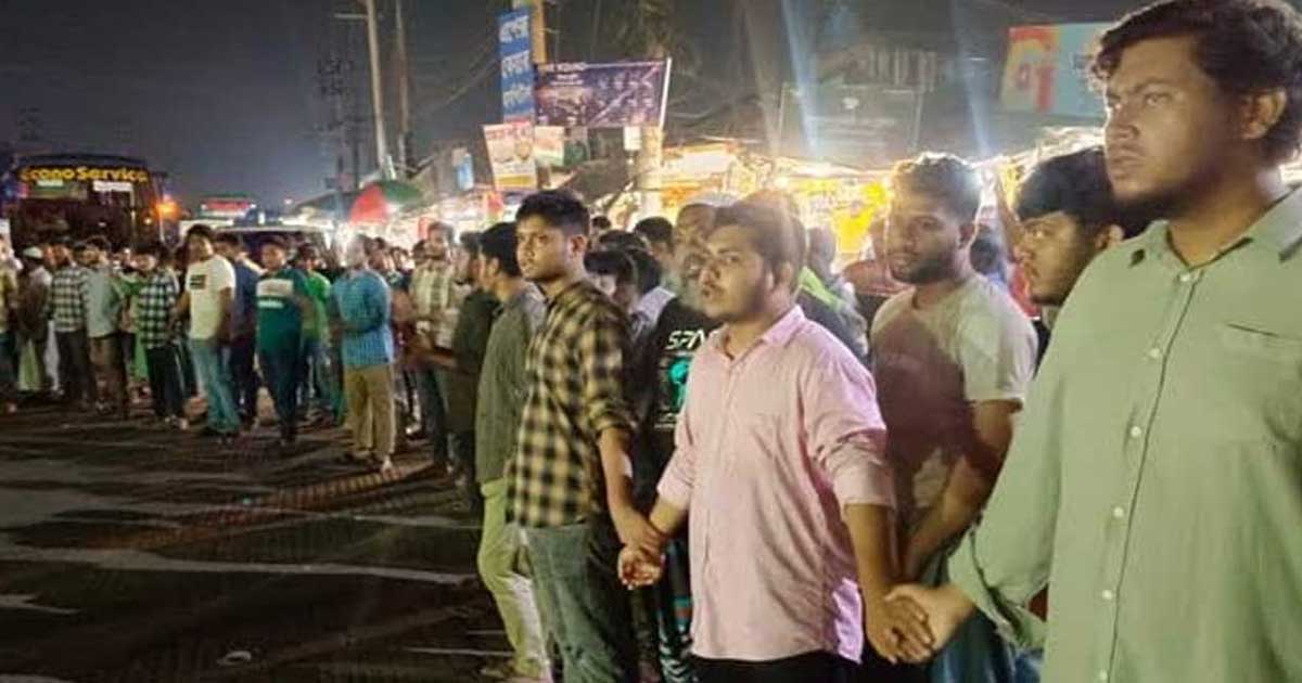 নোয়াখালীতে কলেজছাত্রীকে হেনস্তা করায় সহপাঠীদের সড়ক অবরোধ