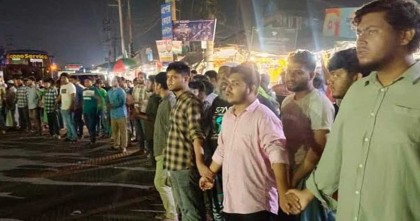 নোয়াখালীতে কলেজছাত্রীকে হেনস্তা করায় সহপাঠীদের সড়ক অবরোধ