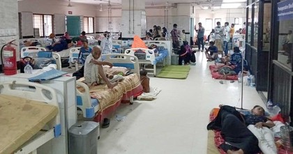 কক্সবাজার সদর হাসপাতালে শয্যার অভাবে মেঝেতে চিকিৎসা নিচ্ছেন রোগীরা