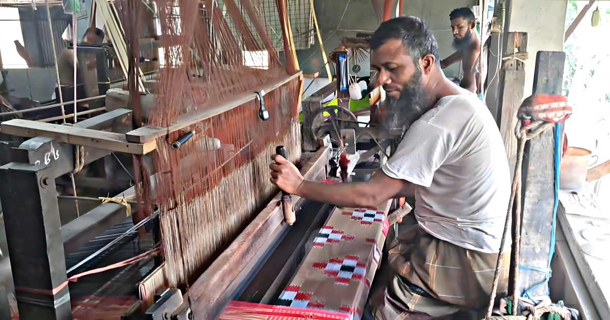 শ্রমিক সংকট ও কাঁচামালের দাম বৃদ্ধিতে বিপাকে সিরাজগঞ্জে তাঁত কারখানা মালিকেরা
