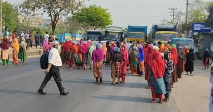 বকেয়ার বেতন ও ঈদের ছুটি বাড়ানোর দাবিতে গাজীপুরে দুটি কারখানার শ্রমিকদের বিক্ষোভ