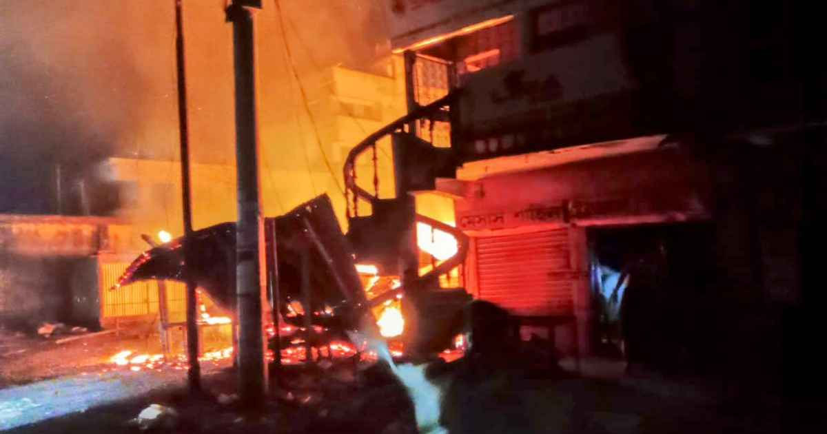 চুয়াডাঙ্গায় ভয়াবহ অগ্নিকাণ্ড, ৬টি দোকান ভস্মীভূত 