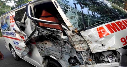 যশোর-বেনাপোল মহাসড়কে অ্যাম্বুলেন্স-ভ্যানের সংঘর্ষে নিহত ৩