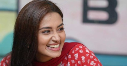 মিষ্টি হাসিতে নেটিজেনদের প্রশংসায় ভাসছেন তাসনিয়া ফারিণ