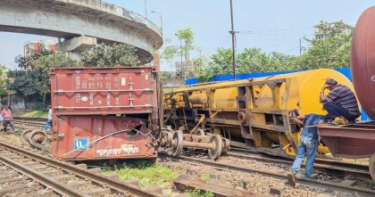 কমলাপুর স্টেশনে কন্টেইনার ট্রেন লাইনচ্যুত: দেড় ঘণ্টা বন্ধ ছিল ট্রেন চলাচল