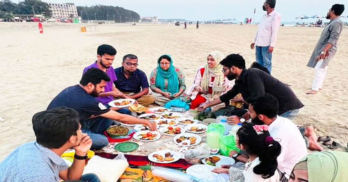 পর্যটকশূন্য সমুদ্র সৈকতে দল বেঁধে ইফতার