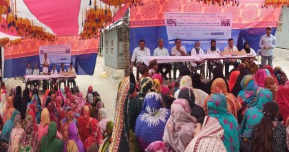 হরিরামপুরের কিশোরী ও নারীদের স্বাস্থ্য বিষয়ক পরামর্শ ও স্বাস্থ্য উপকরণ বিতরণ
