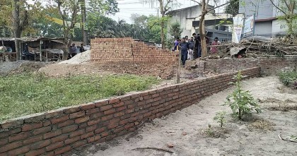 আদালতের নিষেধাজ্ঞা অমান্য করে জমি দখল ও দেয়াল নির্মাণ 