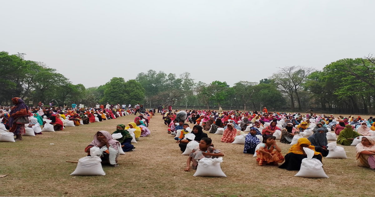 সৈয়দপুরে সুবিধা বঞ্চিতদের মাঝে খাদ্যসামগ্রী ও নগদ অর্থ বিতরণ