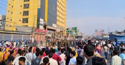 টঙ্গীতে বেতন ও ঈদ বোনাসের দাবিতে মহাসড়ক অবরোধ